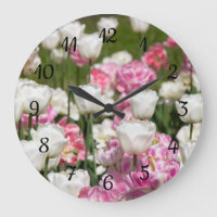 Heldere witte en roze tulpen op een zonnige dag