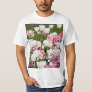 Heldere witte en roze tulpen op een zonnige dag t-shirt