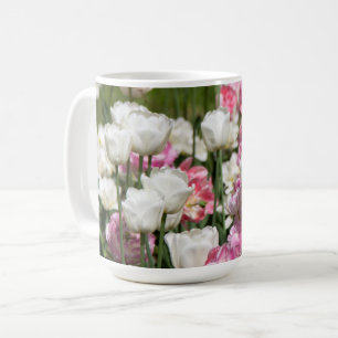 Heldere witte en roze tulpen op een zonnige koffiemok