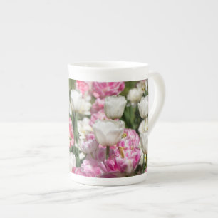 Heldere witte en roze tulpen op een zonnige porselein kop