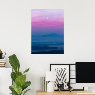 Heldere wolken en maan bij zonsopgang poster