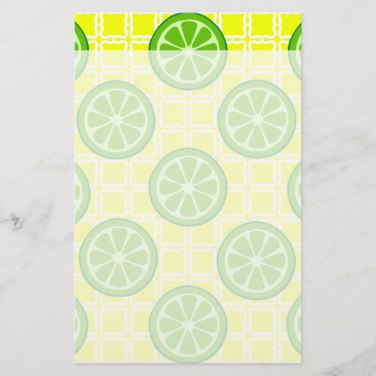 Heldere zomercitruslimieten op gele vierkant tegel briefpapier (Voorkant)