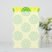 Heldere zomercitruslimieten op gele vierkant tegel briefpapier (Staand voorkant)