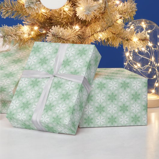 Heldergroen en winterwit Snowflake-patroon Cadeaupapier (Feestdagen)