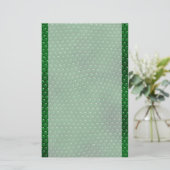 Heldergroene huidschilfers, gebrand briefpapier (Staand voorkant)