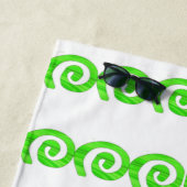 Heldergroene spiralen patroon op wit strandlaken (In situ)
