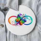 Helderheid met de regenboogvlinder ronde button 6,0 cm (In situ)