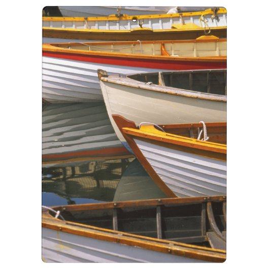 Helderkleurige boten aan het Wooden Boat Center Klembord (Achterkant)