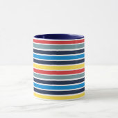 Helderkleurige horizontale strepen. mok (Midden)