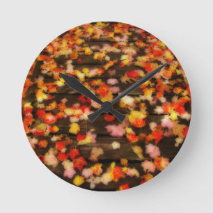 Helderrode gele herfstleien ronde klok