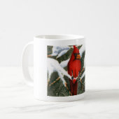 Helderrode kardinaal vogel in snowy pines Coffee M Koffiemok (Voorkant links)