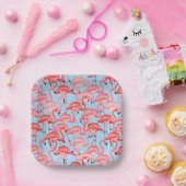 Helderroze lamingos op blauw papieren bordje (Feest)