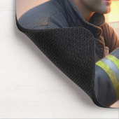 Heldhaftige brandweerman met kitten muismat (Hoek)