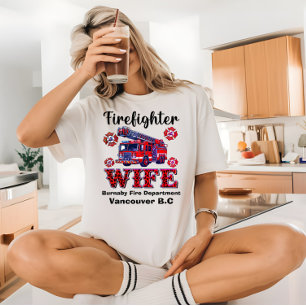 Heldhaftige brandweervrouw eerbetoon in levendige t-shirt