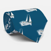 Helende zeilboot op wit water stropdas (Opgerold)