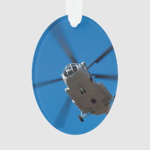 Hélicoptère planant en ciel bleu