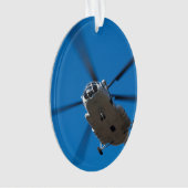 Hélicoptère planant en ciel bleu (devant)