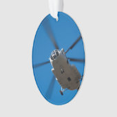 Hélicoptère planant en ciel bleu (devant)