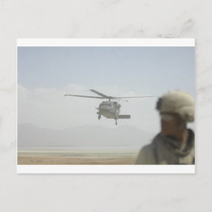 Helikopter haalt troepen op briefkaart