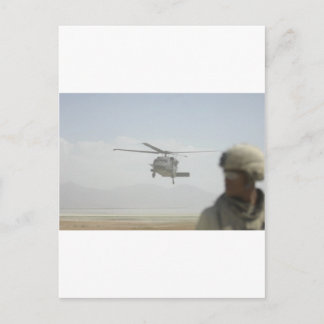 Helikopter haalt troepen op briefkaart