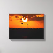 Helikopter vliegt bij zonsondergang canvas afdruk (Voorkant)