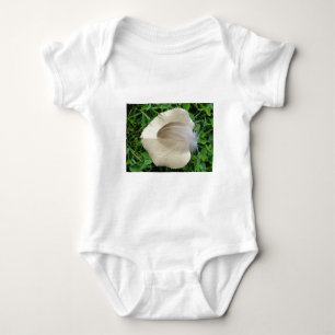 Hellbraune Feder auf hellbeigem Blatt Romper