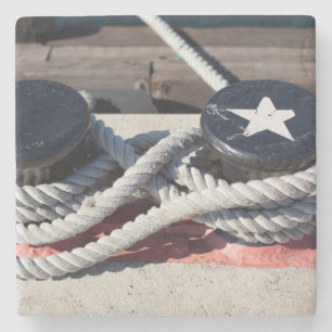 Helling verbonden met twee bollen stenen onderzetter