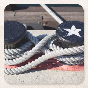 Helling verbonden met twee bollen vierkante kartonnen onderzetter