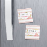 Hello Gorgey Magnet | Bande rose et pivoine blanch<br><div class="desc">Bonjour magnifique ! L'aimant frigo présente un délicat arrière - plan à rayures roses, une bordure en faux or et un groupe de pivoines dans de jolis tons roux. Coordonnée avec nos suites d'invitation Pink Stripe & Blush Peony, fournitures de bureau, articles de maison et accessoires. Le texte est entièrement...</div>