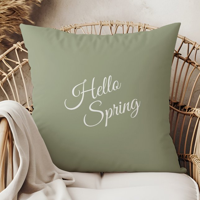 Hello Spring Sage Green Throw Pillow Kussen (Hello Spring Sage Green Throw Pillow in a  boho neutral rattan armchair.)