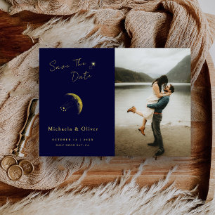 Hemels trouwfoto met maan in blauw en goud save the date