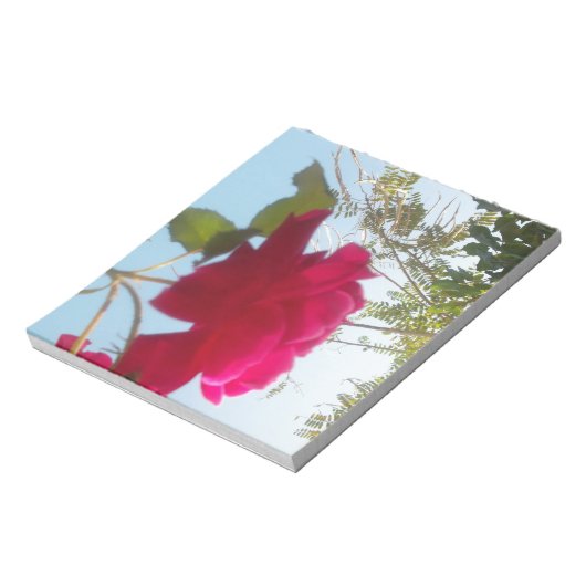 Hemelse Bloei: Een Roos tegen de Hemel Notitieblok (Gedraaid)
