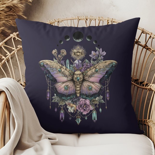 Hemelse Motmaanfasen Worp Kussen (Celestial Moth Moon Phases Throw Pillow in a boho rattan armchair)