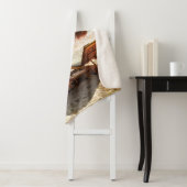 Hemelwolf op beach throw pillow (In situ)