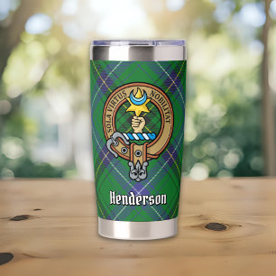 Henderson-clanwapen over tartan geïsoleerde drinkbeker
