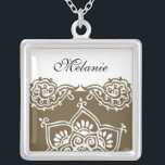 Henné Monogramme Collier en argent<br><div class="desc">Magnifique Henna Design Sterling Argent Collier. Grand comme une faveur de mariage,  un cadeau mariage,  un cadeau d'anniversaire ou un cadeau de vacances. Changez le nom,  ajoutez un monogramme ou n'avez pas de nom du tout. Vous pouvez modifier le texte/la couleur de votre nom.</div>