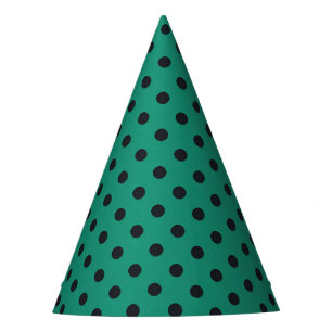 Herbe verte sur chapeau de fête à pois noirs