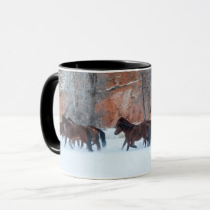 Herd van paarden die op sneeuw lopen mok