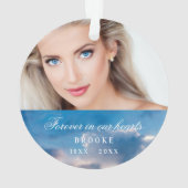 Herdenking voor altijd in ons hart Fotoblauw hemel Ornament (achterkant)