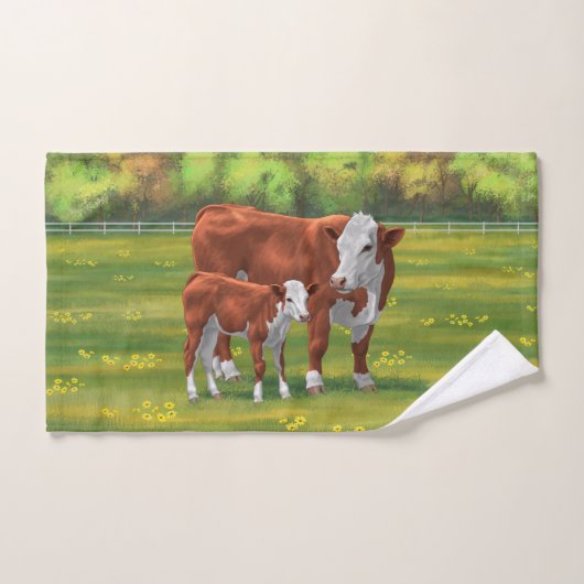 Hereford Cow & Cute Calf dans les pâturages d'été (Serviette à main)