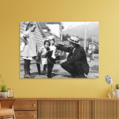 Heren en Kinderen die met Beer snijden op lood Canvas Afdruk (Insitu (Woonkamer))