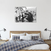 Heren en Kinderen die met Beer snijden op lood Canvas Afdruk (Insitu (Slaapkamer))