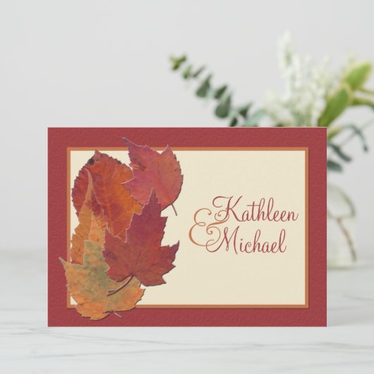 Herfst bladeren II monogram bruiloft uitnodiging (Staand voorkant)