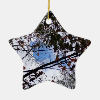 Herfst bladeren met Peeking Blue Sky Keramisch Ornament