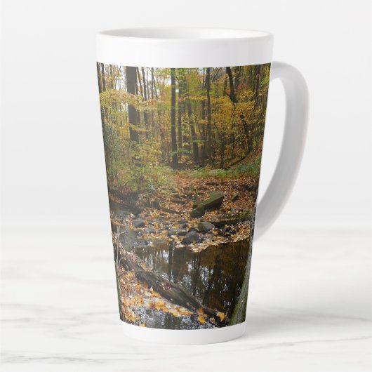 Herfst Creek met reflectie op Laurel Hill Park Latte Mok (Rechterhoek)