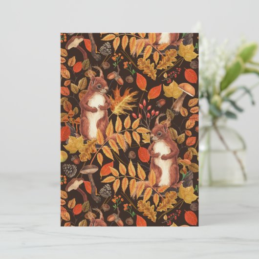 Herfst eekhoorns en flora op donkerbruin (Staand voorkant)