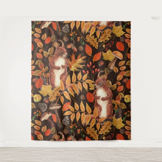 Herfst eekhoorns en flora op donkerbruin wandkleed (Voorkant)
