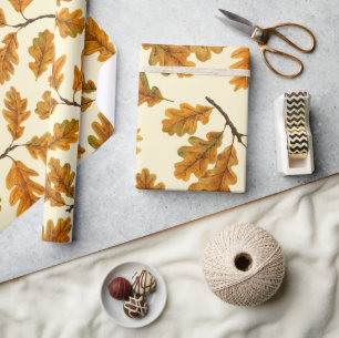 Herfst eikenbladeren op gebroken wit cadeaupapier