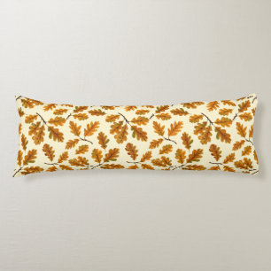 Herfst eikenbladeren op gebroken wit lichaamskussen