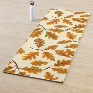 Herfst eikenbladeren op gebroken wit yogamat